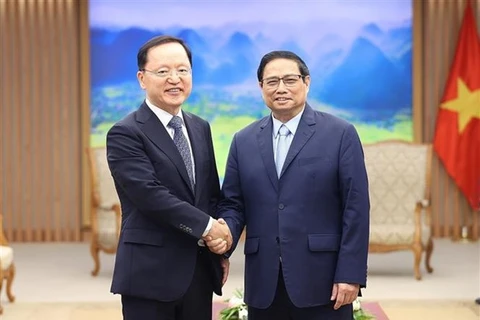 Премьер-министр Фам Минь Тьинь (справа) и Пак Харк Кю, Генеральный финансовый директор компании Samsung Electronics. (Фото: ВИА) 
