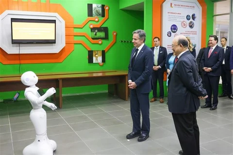 Государственный секретарь США Энтони Блинкен посещает несколько выставок технологических продуктов Ханойского университета науки и технологий. (Фото: опубликовано ВИА)