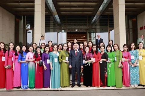 Председатель Национального собрания Выонг Динь Хюэ с делегатами. (Фото: ВИА)