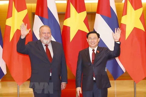 Председатель Национального собрания Выонг Динь Хюэ принимает премьер-министра Кубы Мануэля Марреро Круза, находящегося во Вьетнаме с официальным дружественным визитом . (Фото: ВИА)
