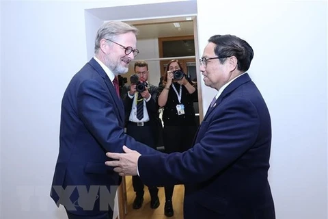 Премьер-министр Фам Минь Тьинь встречается с премьер-министром Чехии Петром Фиалой на полях саммита АСЕАН-ЕС в Брюсселе, Бельгия, во второй половине дня 14 декабря 2022 года. (Фото: ВИА)