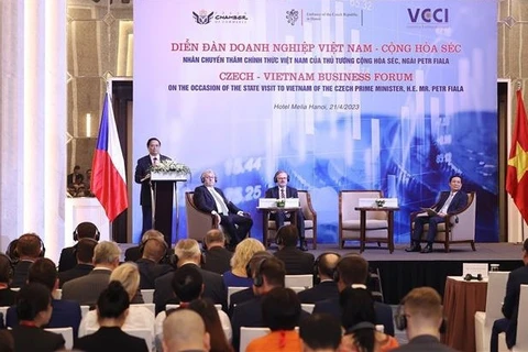 Премьер-министр Фам Минь Тьинь выступает на бизнес-форуме Вьетнам-Чехия. (Фото: ВИА)