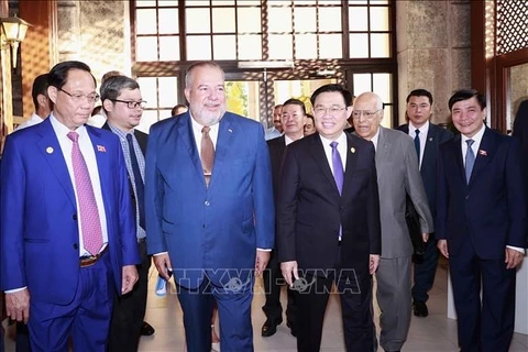 Председатель Национального собрания Выонг Динь Хюэ и премьер-министр Кубы Мануэль Марреро Крус приняли участие в торгово-инвестиционном форуме Вьетнам-Куба. (Фото: Зоан Тан/ВИА)