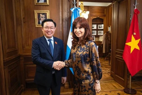 Председатель Национального собрания Выонг Динь Хюэ встретился с председателем Сената, вице-президентом Аргентины Кристиной Фернандес Киршнер. (Фото: ВИА)