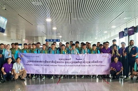Вьетнамская команда в аэропорту Пномпеня (Фото: Nhandan.vn)