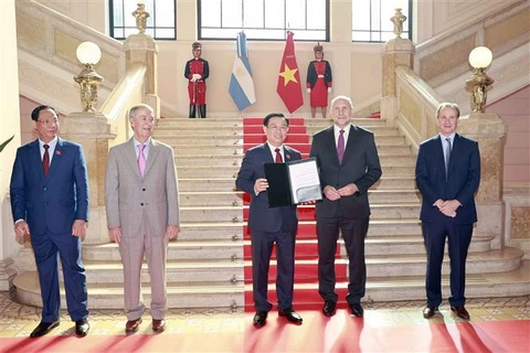 Губернатор провинции Санта-Фе Омар Анхель Перотти вручил председателю Национального собрания Выонг Динь Хуэ звание почетного гостя. (Фото: Зоан Тан/ВИА)