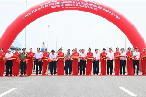 Премьер-министр Фам Минь Тьинь (10-й слева) и официальные лица разрезают ленточку для открытия участков Фантхиет - Заужай и Майшон - Национальное шоссе 45 на церемонии в провинции Биньтхуан 29 апреля. (Фото: ВИA)
