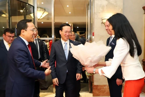 Президент Во Ван Тхыонг (в центре) прибыл в Лондон, начав визит для участия в коронации короля Карла III по приглашению королевской семьи Великобритании. (Фото: ВИA)