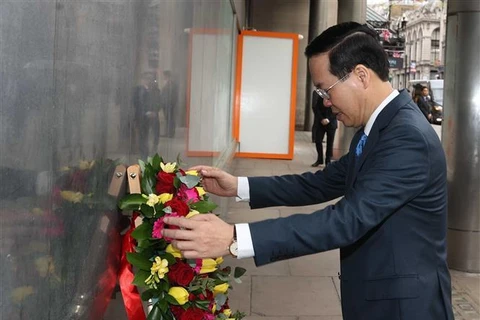 Президент Во Ван Тхыонг возлагает цветы к Мемориальному дому президента Хо Ши Мина в Лондоне, Великобритания. (Фото: ВИА)