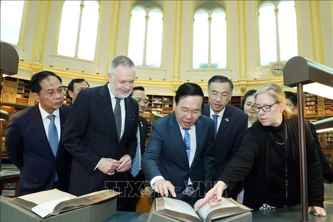 Президент Во Ван Тхыонг посетил читальный зал, где читали и К.Маркс, В.Ленин и многие великие мыслители. (Фото: Тхонг Нят/ВИА)