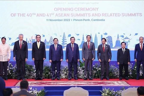 Лидеры АСЕАН на 40-м и 41-м саммитах АСЕАН и связанных с ними саммитах на высшем уровне (Фото: ВИA)