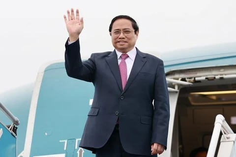 Премьер-министр Фам Минь Тьинь отправляется на 42-й саммит АСЕАН. (Фото: ВИА)