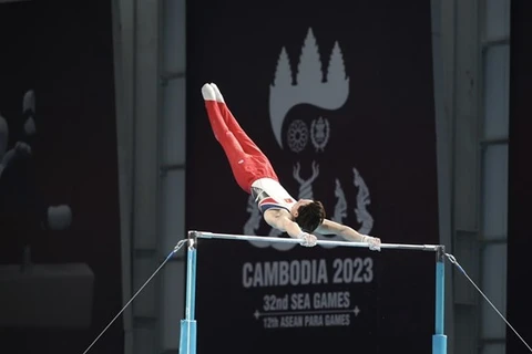 Гимнаст Динь Фыонг Тхань во время выступления на одиночной перекладине 9 мая. (Фото: ВИA)