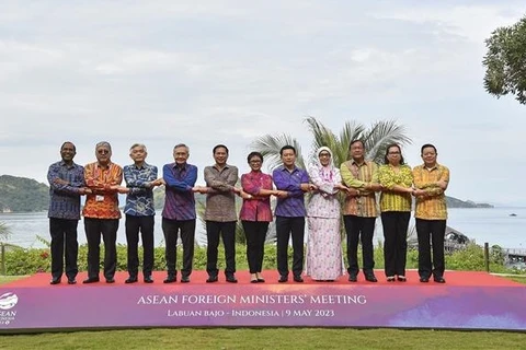 Министры иностранных дел АСЕАН, министр иностранных дел Тимора-Лешти и генеральный секретарь АСЕАН Као Ким Хорн сделали фото на память. (Фото: ВИА)