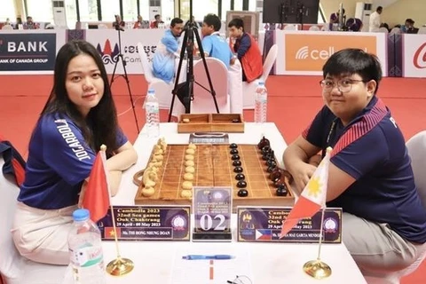 Доан Тхи Хонг Нюнг (слева) соревновалась с Шанайей Мэй Гарсия Мендоса (Филиппины) и выиграла ответный матч в финале, чтобы завоевать "золото". (Фото: ВИА)
