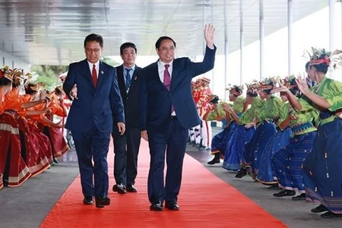 Премьер-министра Фам Минь Тьинь встречают в аэропорту Лабуан Баджо 9 мая. (Фото: ВИA)