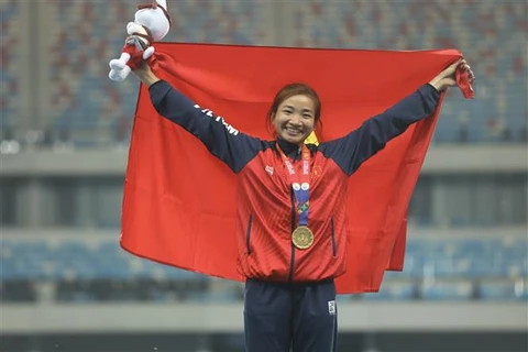 Бегунья Нгуен Тхи Оань блестяще выступила, завоевав сразу две золотой медали за 35 минут. (Фото: ВИА)