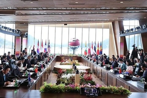 Премьер-министр Фам Минь Тьинь принимает участие в диалоге между лидерами стран АСЕАН и Целевой группой высокого уровня по видению сообщества АСЕАН на период после 2025 года. (Фото: ВИA)
