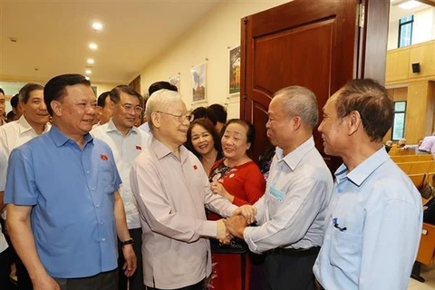Генсек ЦК КПВ Нгуен Фу Чонг (второй слева) встречается с избирателями в Ханое. (Фото: ВИА)