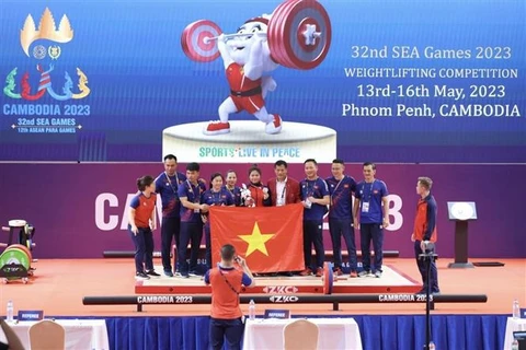 Динь Тхи Тху Уен завоевала серебро в категории 64 кг среди женщин по тяжелой атлетике в третий день соревнований. (Фото: ВИА)