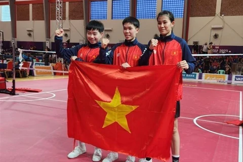 Команда сепак такрау Вьетнама выиграла первую золотую медаль на SEA Games 32 в женском парном разряде, возглавив группу с 3 победами и 1 поражением. (Фото: ВИА)