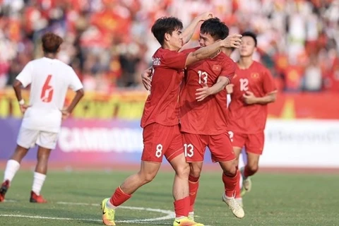 Вьетнамские футболисты радуются забитому голу (Фото: ВИA)