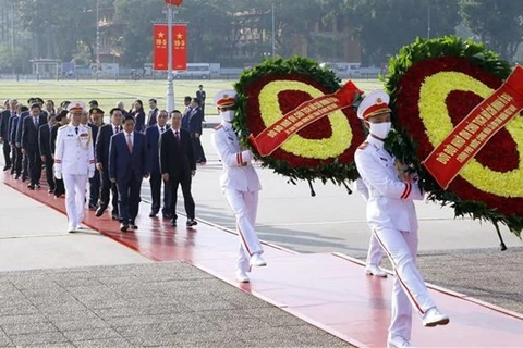 Руководители партии и государства отдают дань памяти президенту Хо Ши Мину у его мавзолея. (Фото: ВИA)