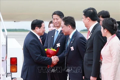Сотрудники посольства, а также представители вьетнамской общины в Японии приветствовали премьер-министра Фам Минь Тьиня. (Фото: Зыонг Жанг/ВИА)