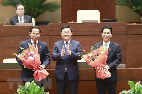 Председатель Национального собрания Выонг Динь Хюэ поздравил нового председателя финансово-бюджетного Комитета Национального собрания Ле Куанг Маня (слева) и нового министра природных ресурсов и окружающей среды Данг Куок Кханя (справа) на срок 2021-2026 
