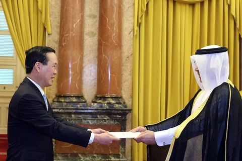 Президент государства Во Ван Тхыонг (слева) принимает верительные грамоты от посла Катара Халида Али Абдуллы Абеля. (Фото: ВИA)
