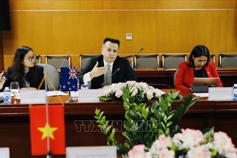 Заместитель министра иностранных дел и торговли Новой Зеландии Вангелис Виталис выступает на 8-м заседании Совместного комитета по экономике и торговле между Вьетнамом и Новой Зеландией, 23 мая 2023 г. (Фото: Чан Вьет/ВИА)
