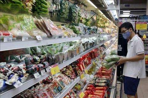 Мужчина делает покупки в супермаркете в Ханое. (Фото: ВИA)