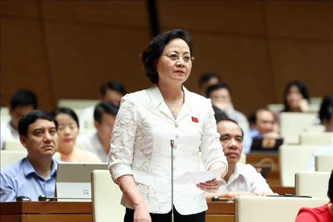 Министр внутренних дел Фам Тхи Тхань Ча выступила с разъяснением и уточнением ряда вопросов, поднятых народными депутатами. (Фото: Фам Киен/ВИА)