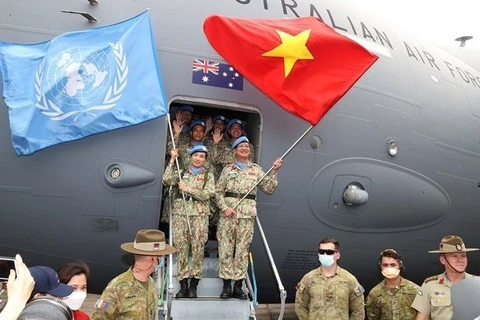 Офицеры вьетнамского инженерного подразделения, ротации 1 и полевого госпиталя уровня 2, ротации 4 отправляются в миссии ООН в Абьее и Южном Судане, соответственно, в конце апреля 2022 года. (Фото: ВИA)