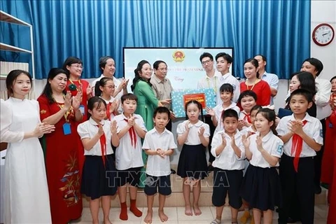 Премьер-министр Фам Минь Тьинь вручает подарки учителям и учащимся школы SOS имени Германа Гмайнера. (Фото: ВИA)