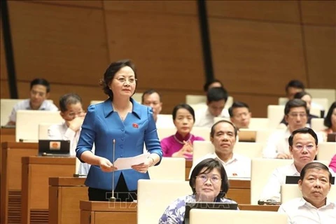 Министр внутренних дел Фам Тхи Тхань Ча выступает на заседании. (Фото: ВИA)