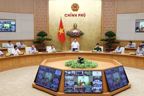 Заместитель премьер-министра Чан Лыу Куанг (стоит) выступает на седьмом заседании национального руководящего комитета по борьбе с ННН-промыслом в Ханое 1 июня. (Фото: ВИА)