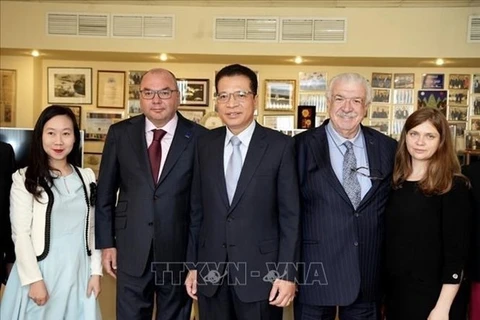 Посол Вьетнама в России Данг Минь Кхой (3-й слева) и генеральный директор ТАСС Сергей Михайлов (2-й слева) на групповом фото во время рабочей встречи. (Фото: ВИА)