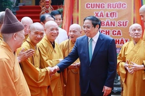 Премьер-министр Фам Минь Тьинь и буддийские сановники, монахи и монахинюшки. (Фото: ВИA)