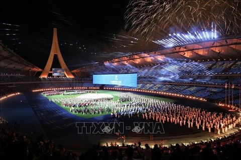 Фейерверк над национальным стадионом «Мородок Техо» в ночь открытия 12-х Паралимпийских игр АСЕАН. (Фото: Хуинь Тхао/ВИА)