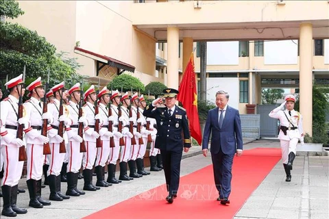Юн Хи Гын и То Лам принимают ряды почетного караула вьетнамской народной общественной безопасности.