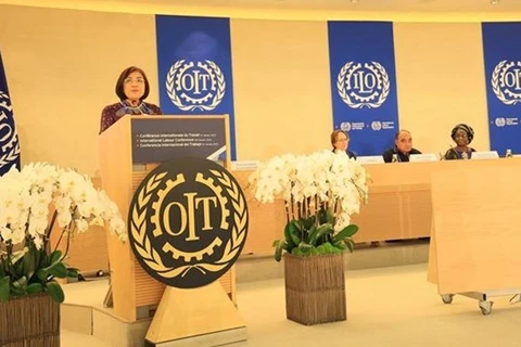 Посол Ле Тхи Туйет Май, глава вьетнамской делегации в ООН, ВТО и других международных организациях в Женеве, выступает на 111-й Международной конференции труда. (Фото: ВИА)