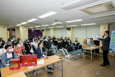 Встреча по информированию вьетнамских рабочих о законодательстве в городе Чангвон 11 июня. (Фото: ВИA)
