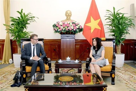 Заместитель министра иностранных дел Ле Тхи Ту Ханг (Справа) и Дэниел Каспари, возглавляющий делегацию DASE во Вьетнаме. (Фото: ВИА) 