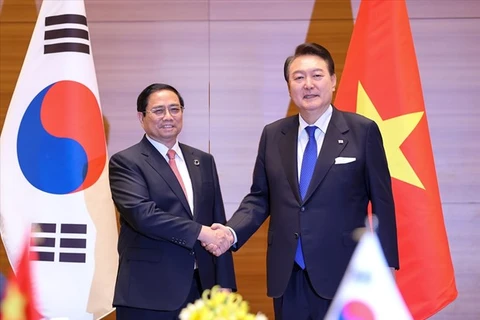 Премьер-министр Вьетнама Фам Минь Тьинь (слева) встретился с президентом Юн Сок Ель, когда оба лидера присутствовали на расширенном саммите «Большой семерки» в прошлом месяце в Хиросиме, Япония (Фото: ВИА) 