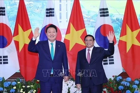 Премьер-министр Фам Минь Тьинь (справа) и президент Республики Корея (РК) Юн Сок Ёль (Фото: ВИА)