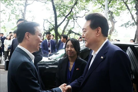 Президент Во Ван Тхыонг провожал президента Южной Кореи Юн Сок Ёля. (Фото: Тхонг Нят/ВИА)