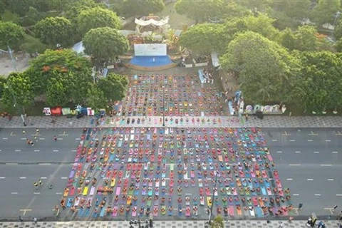 Около 1000 йогов в южной провинции Бариа - Вунгтау собрались на 9-й Международный день йоги 2023 (Фото: ВИA)