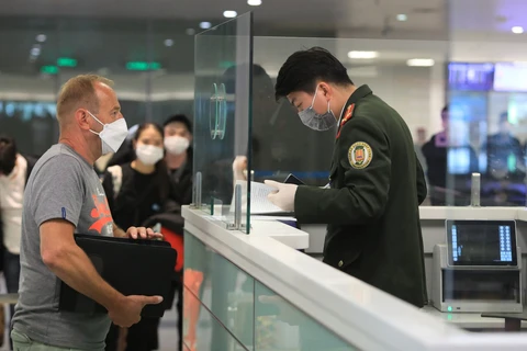 Иностранные посетители проходят иммиграционные процедуры во Вьетнам в международном аэропорту Нойбай. (Фото: ВИА) 