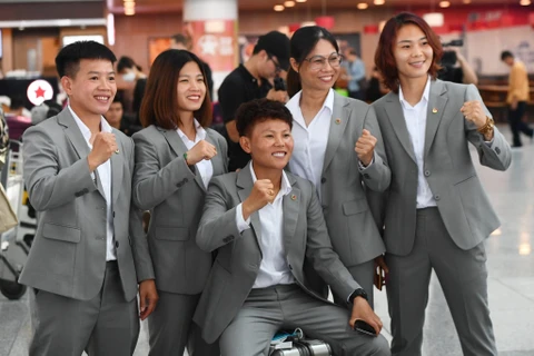 Члены женской сборной Вьетнама по футболу перед стартом. (Фото: ВИА)